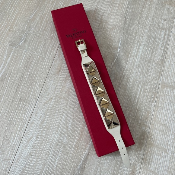 SOLD Valentino Garavani Large Rockstud Leather Bracelet Cream Gold - Picture 9 of 12